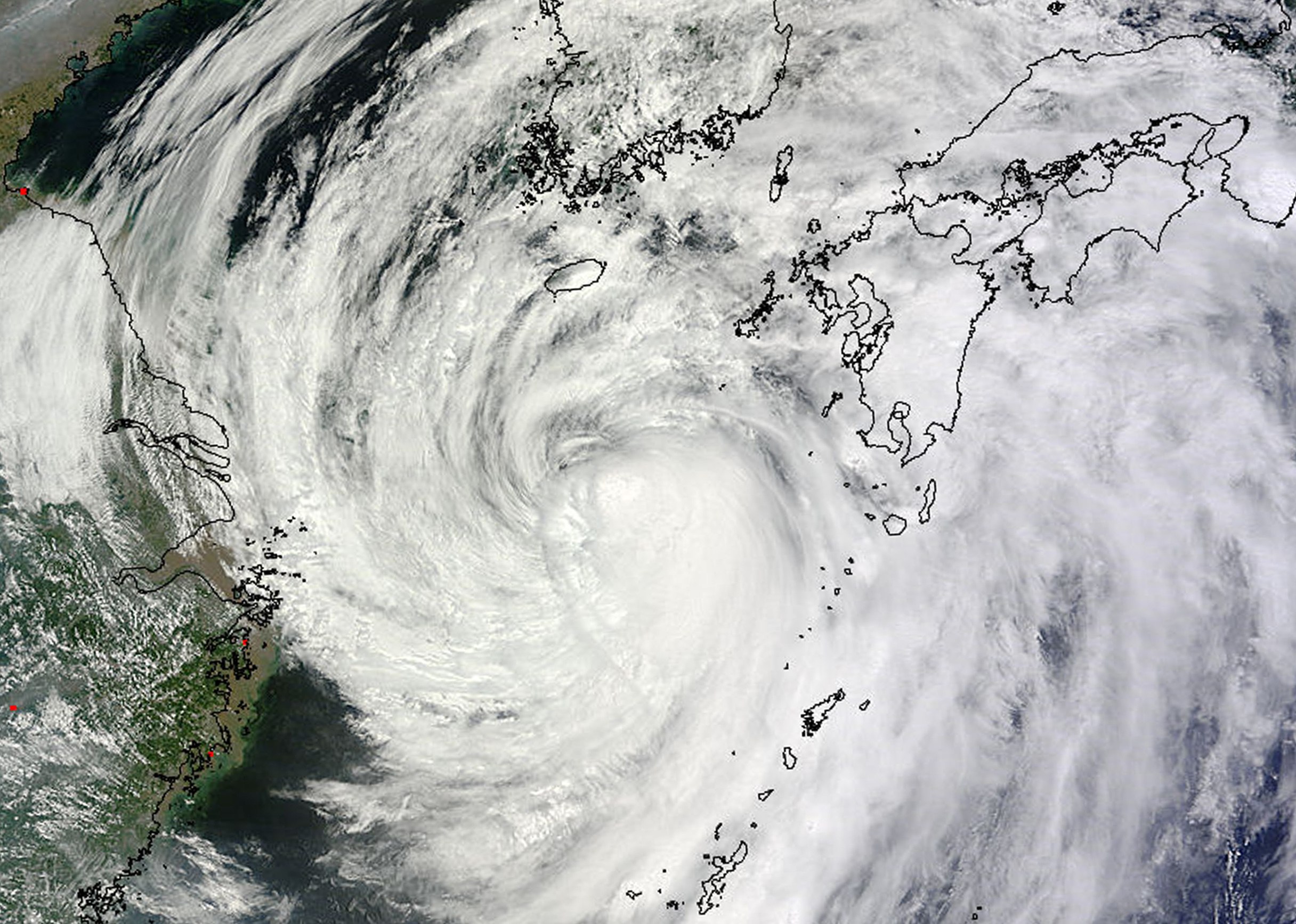 Typhoon Neoguri slams into Japan's southern main island