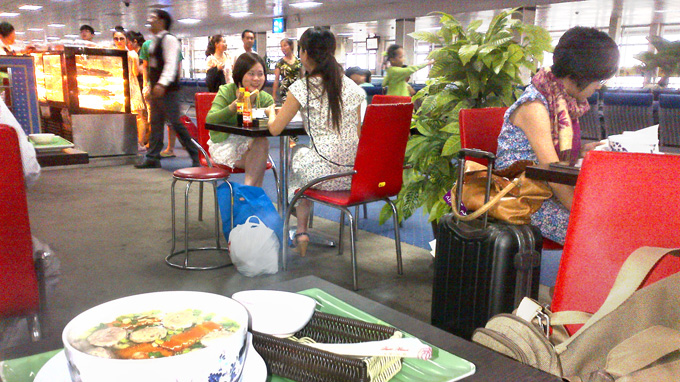 Food prices at Vietnam’s largest airport to be slashed after complaints