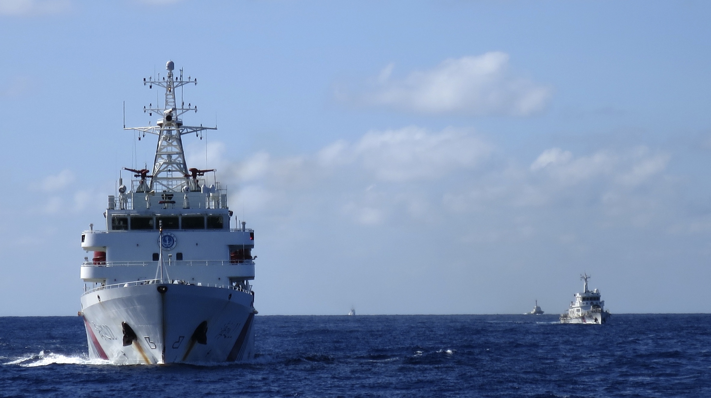 Chinese coastguard vessels give chase to Vietnamese ships