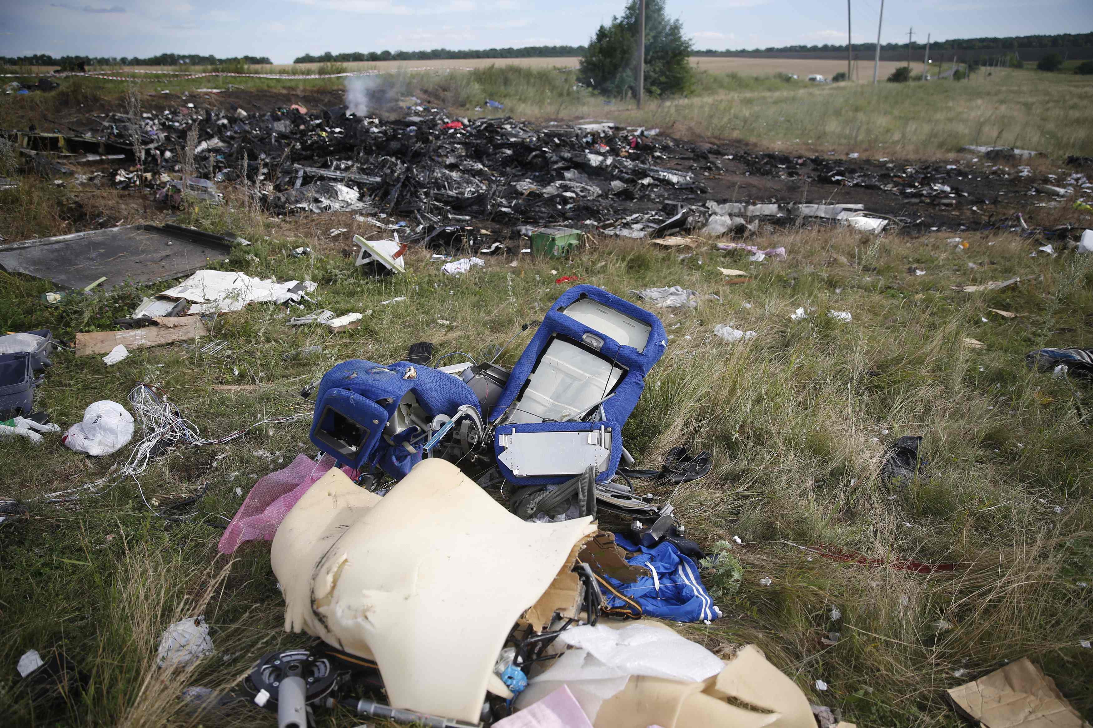 Bodies leave Ukraine war zone, truce called at MH17 crash site