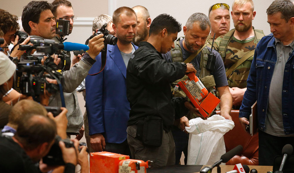 Ukraine rebels hand black boxes from downed plane to Malaysia experts
