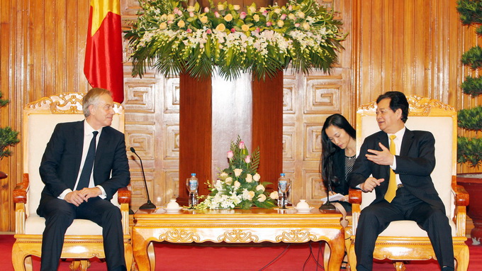 Vietnam Premier receives former British Prime Minister in Hanoi