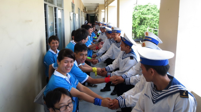 Overseas Vietnamese from 9 countries visit Naval Brigade 171