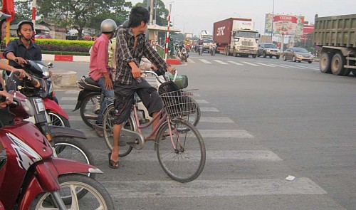 Rules for crossing the street in Vietnam’s major cities