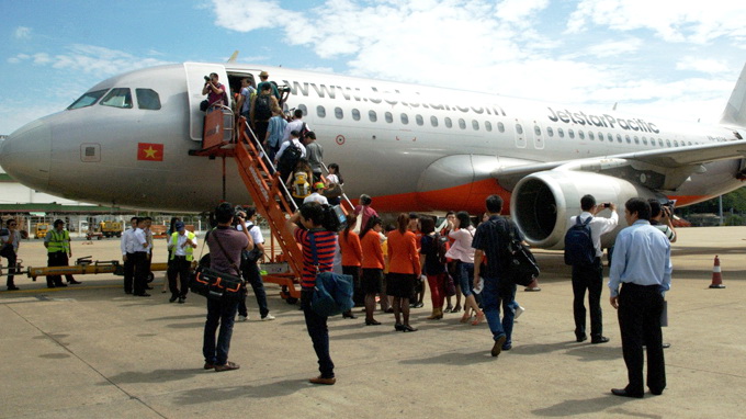 5 suspended for 4-min loss of contact with plane in central Vietnam