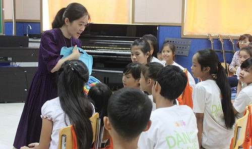 Korean, Vietnamese couple holds free music class for disadvantaged kids