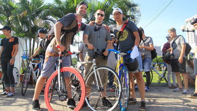 No-brake bike cycling trendy among young in Vietnam