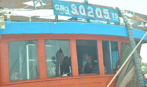 China vessel attacks Vietnamese boat, stealing assets off Hoang Sa: boat owner