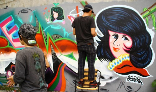 Vietnamese street artist adds colors to life