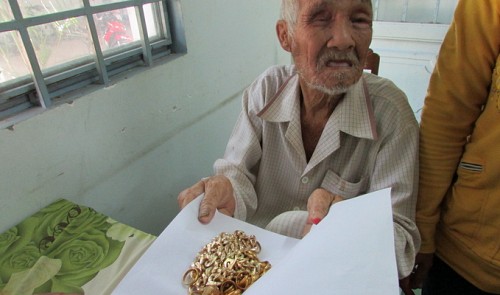 Vietnamese beggar returned stolen gold, cash worth over $10,000