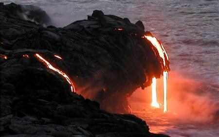 Lava flow from Hawaii volcano could threaten homes, scientists say