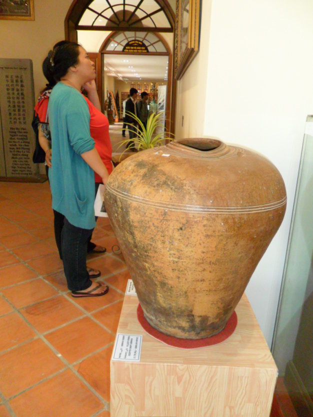 Exhibit in Vietnam hub showcases antique jars