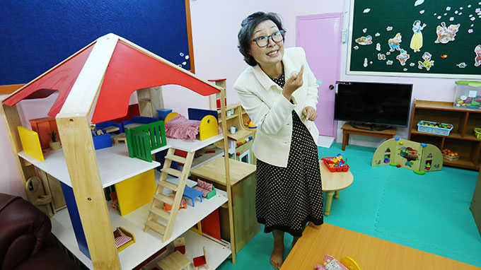 Korean academic quits good job at home to help disabled Vietnam kids