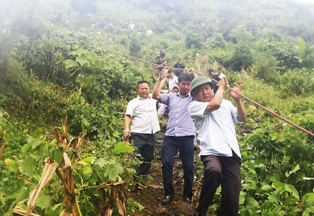 Vietnam transport minister climbs down ravine to visit bus crash site