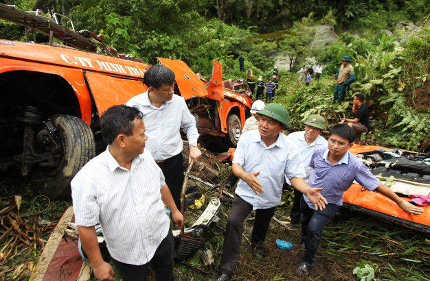 Vietnam premier orders probe into bus crash that killed 12
