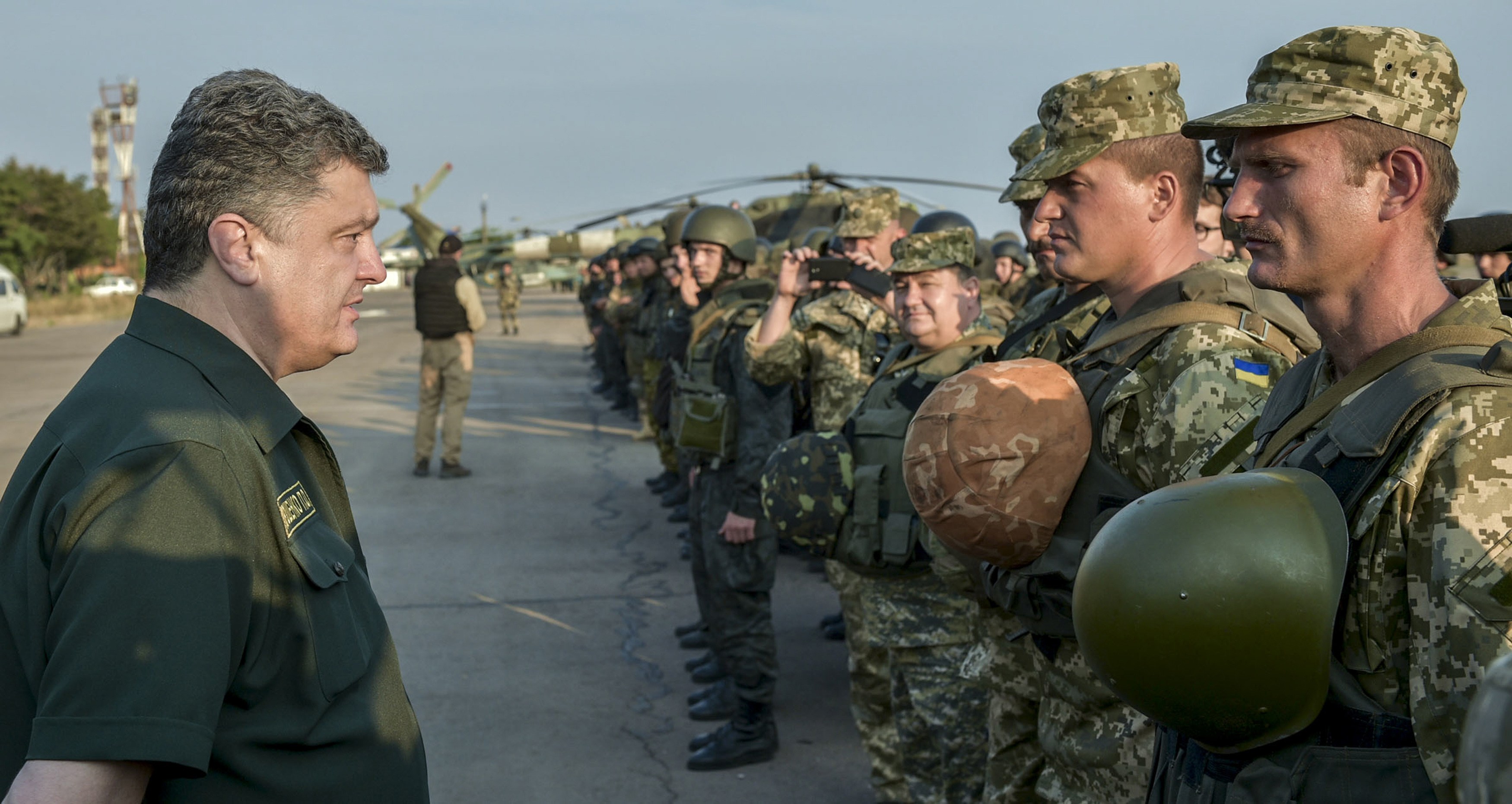 Ukraine president visits frontline city amid 