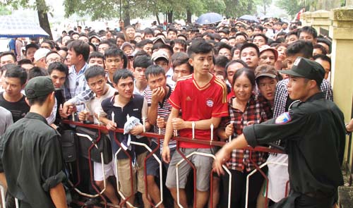 Fans queue at midnight for tickets for Vietnam-Japan U19s game