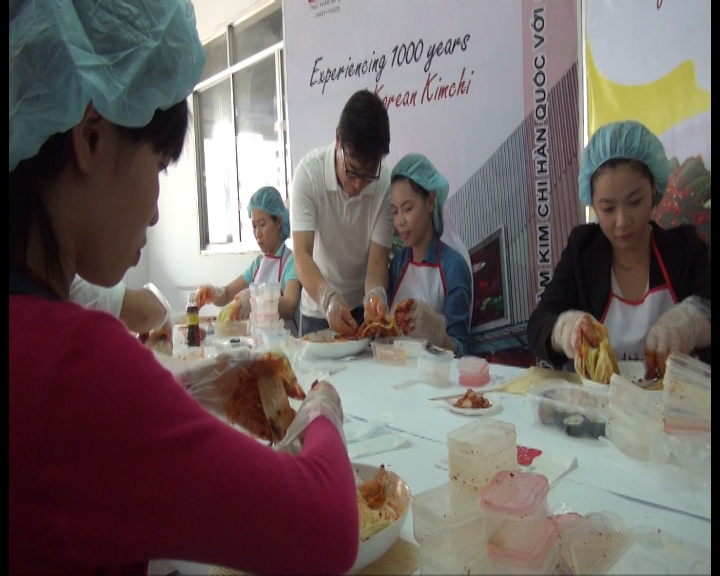 Vietnamese brides learn to make kimchi