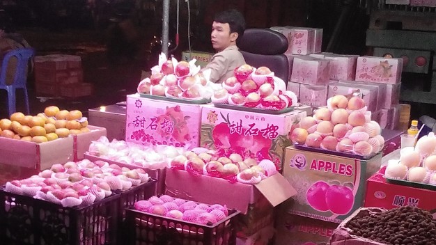 Chinese fruits labeled as US- or foreign-grown to dupe Vietnam buyers