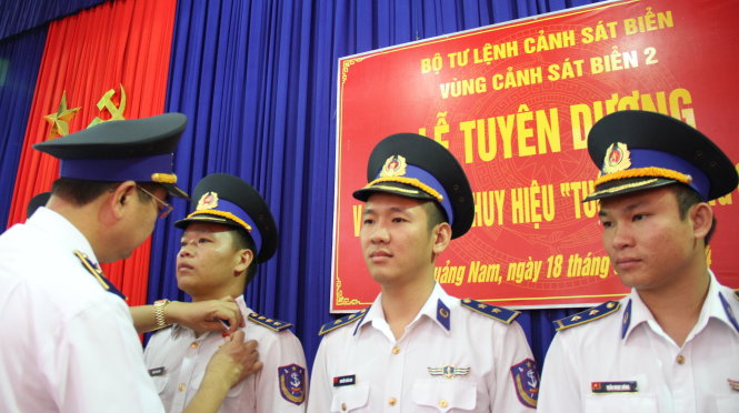 Brave Youth badge presented to 163 Vietnamese coast guard members