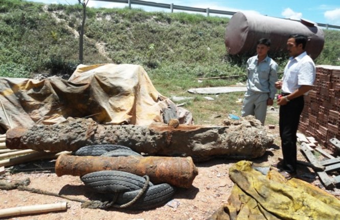 Scrap dealer rewarded for giving centuries-old cannons to museum in central Vietnam