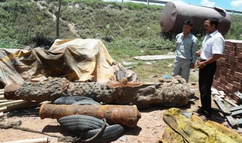 Scrap dealer rewarded for giving centuries-old cannons to museum in central Vietnam