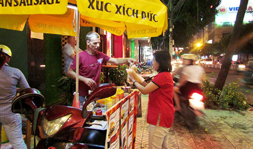 Foreign delicacies become street food in Vietnam