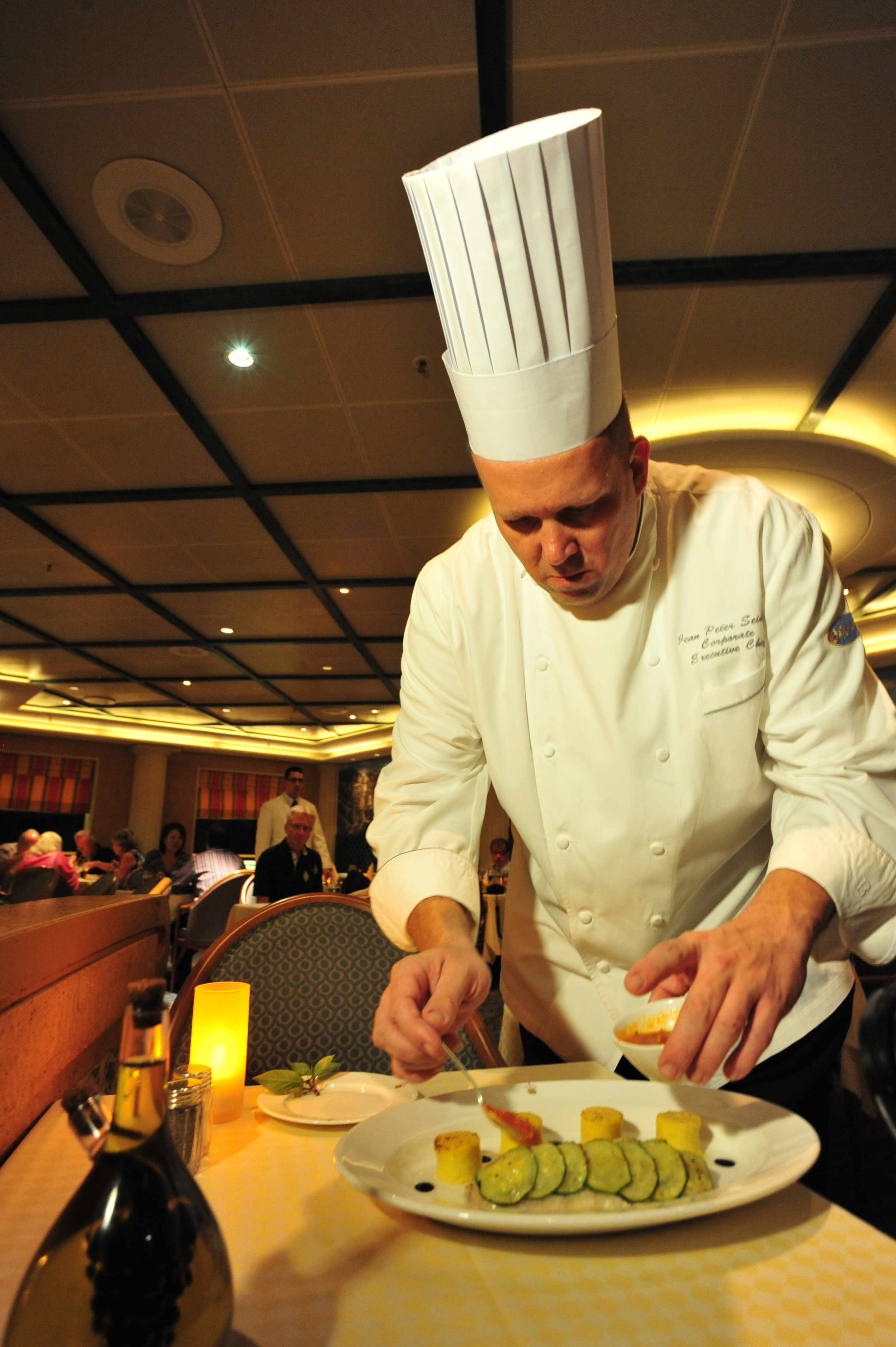 Meet German chef of 5-star cruise ship once docking in Vietnam