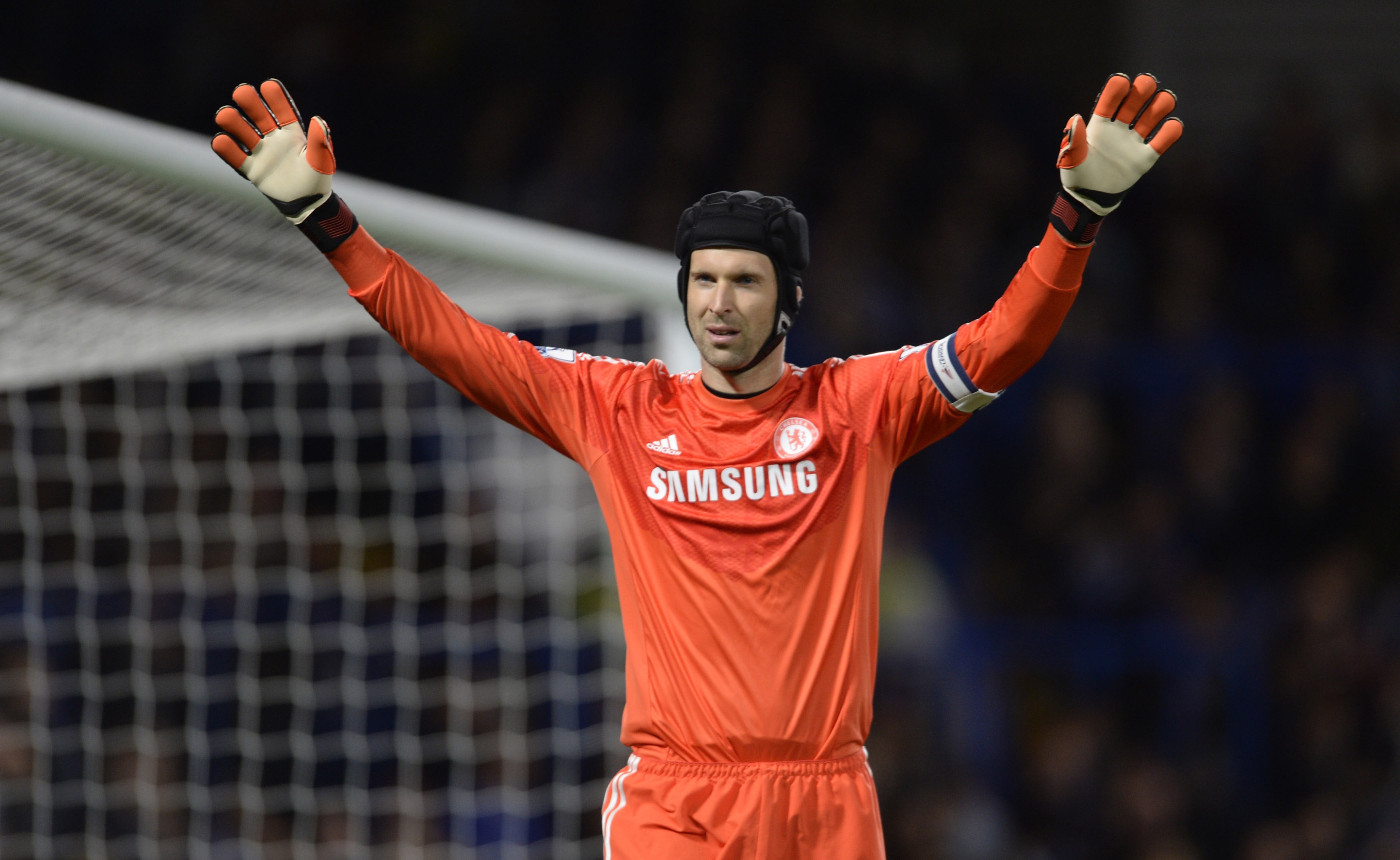 Unhappy goalkeeper Cech eyes Chelsea exit