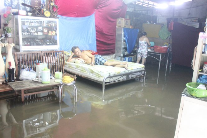 Rising river severely floods Vietnam's southern hub (photos)
