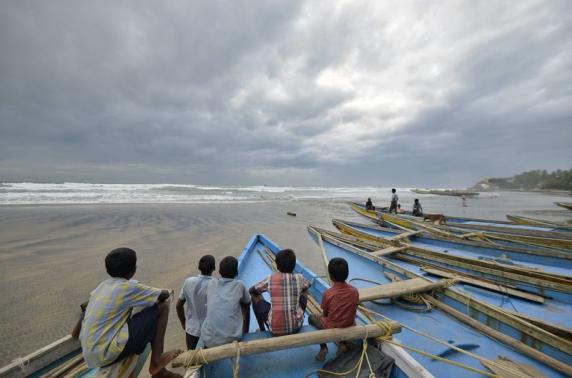 India evacuates 150,000 as cyclone Hudhud intensifies