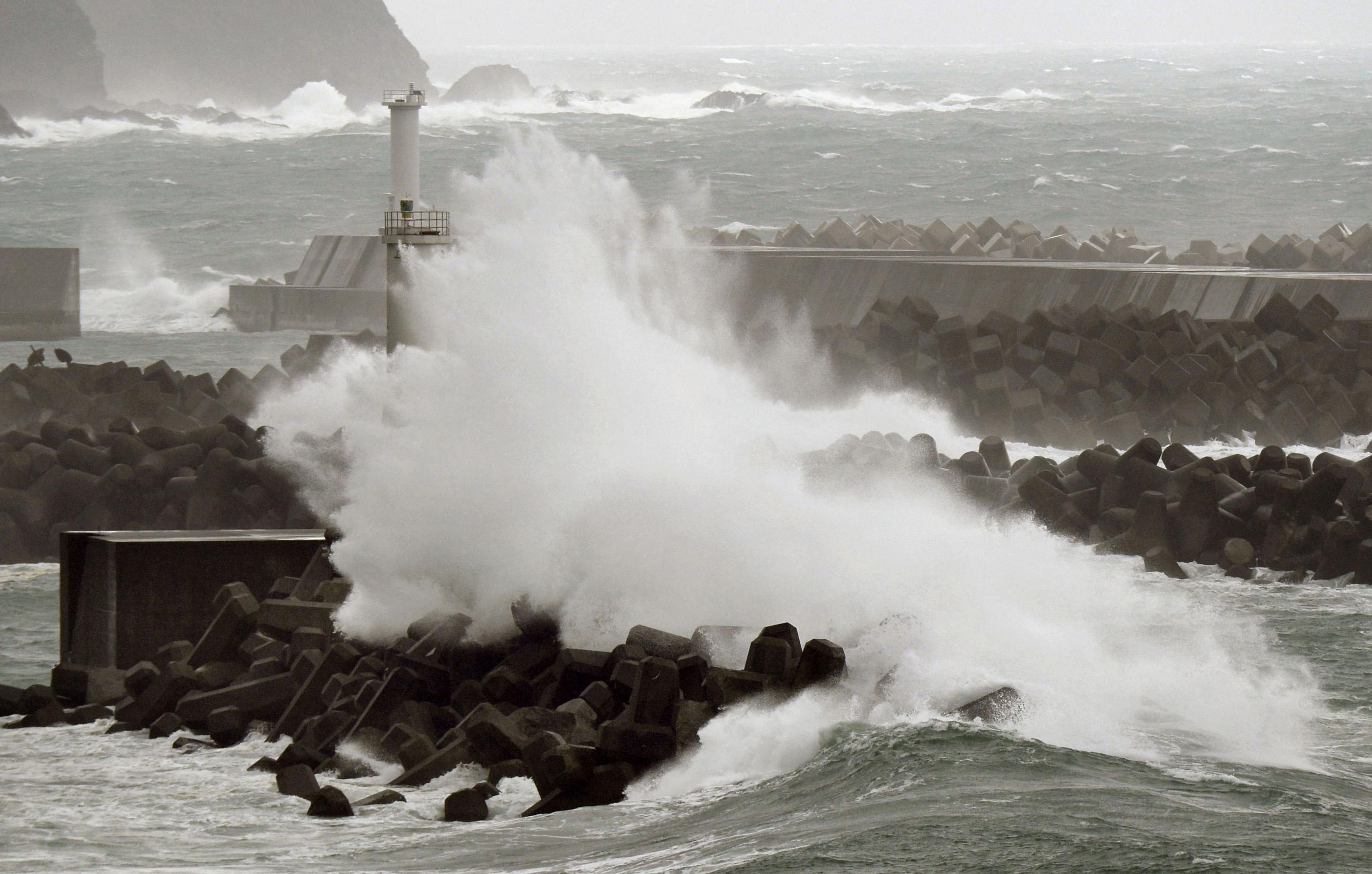 Typhoon Vongfong hits south Japan, moves to main island