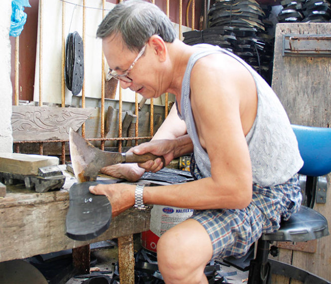 Elderly man spends 20 years making tire flip-flops in Vietnam