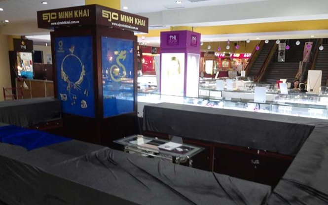Thieves nab gold, cash from HCMC supermarket
