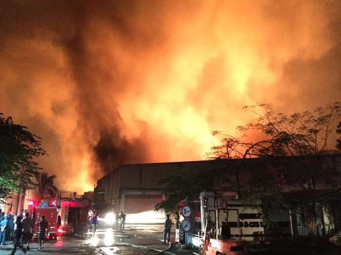 Fire engulfs companies in Hanoi-based industrial zone