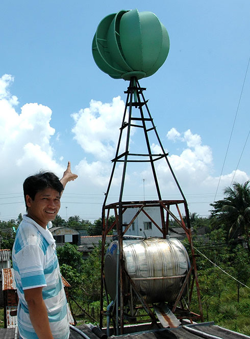 Vietnamese man creates pumpkin-shaped wind generator