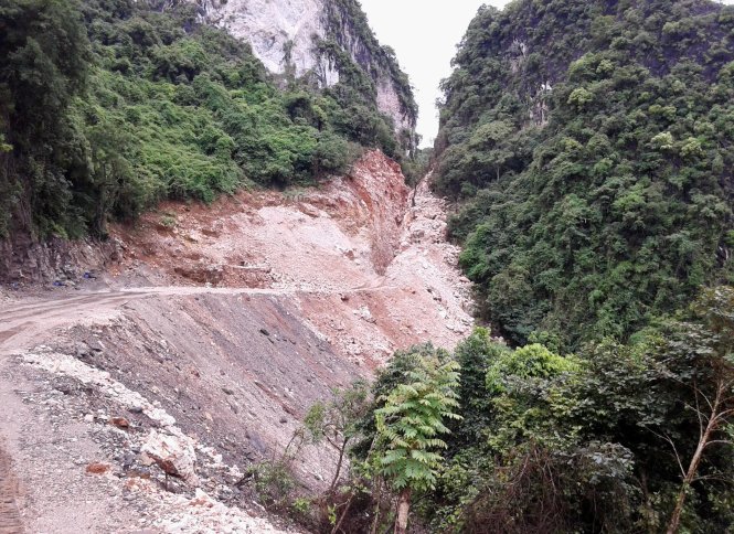 Company builds road without permission in Ha Long Bay’s peripheral areas