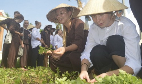 Norwegian students learn to farm in Vietnam