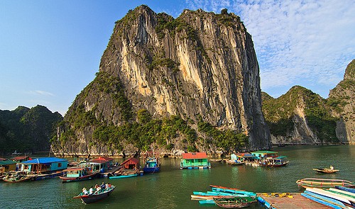 Vietnam province retains row boat tours in Ha Long Bay