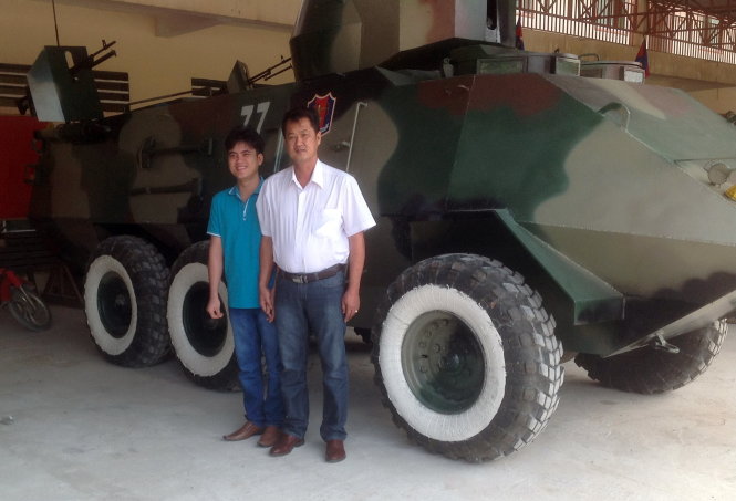 Cambodia honors 2 Vietnamese for building new army vehicle