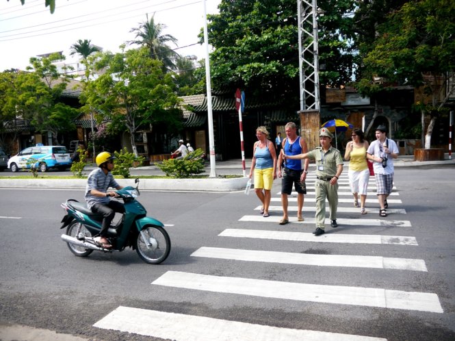 Nha Trang sets up team to help tourists cross street
