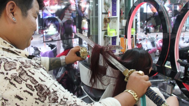 Vietnam stylist trims hair with Samurai swords