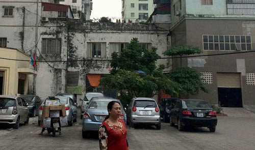 Houses for resettlement programs in Hanoi falling apart