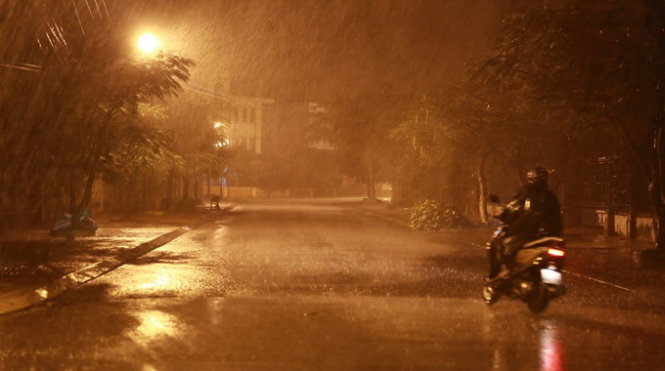 Rain batters central Vietnam as storm Sinlaku makes landfall