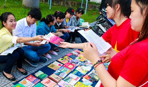 Vietnam students run, read from mobile libraries
