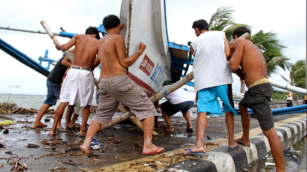 Typhoon Hagupit smashes into Philippines