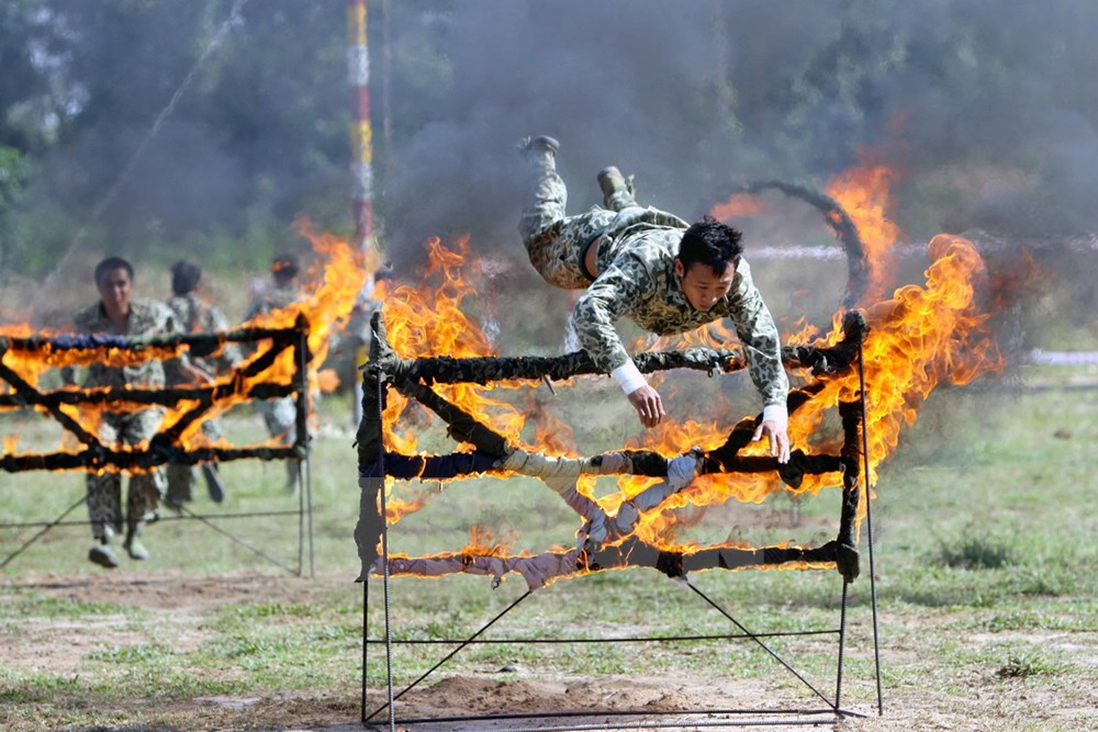 Another commando shows off his skills in overcoming obstacles at integrated stadium of the 429 Commando Brigade in Phu Giao District in the southern province of Binh Duong on December 8, 2014.