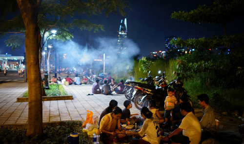 Thousands of people go on nigh picnics on Mai Chi Tho Boulevard in District 2, Ho Chi Minh City.