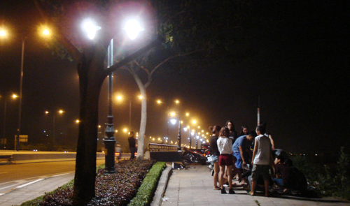 A group of picnic-goers on Mai Chi Tho Boulevard in District 2, Ho Chi Minh City