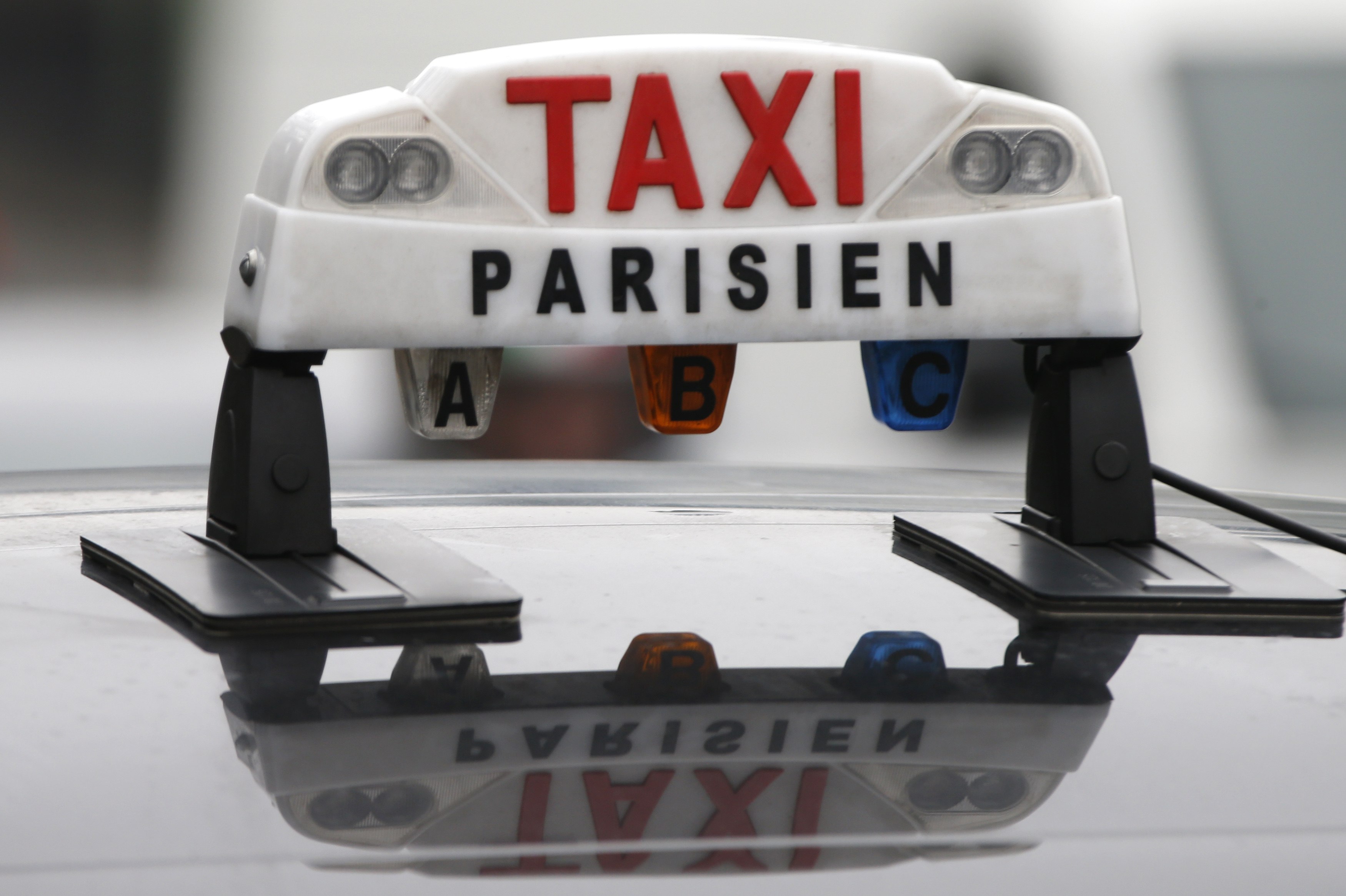 France says UberPop to be banned as irate taxi drivers stall traffic
